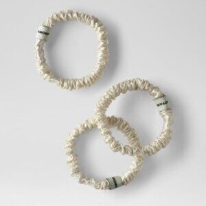 Crown Affair The Scrunchie No. 001 in Ivory